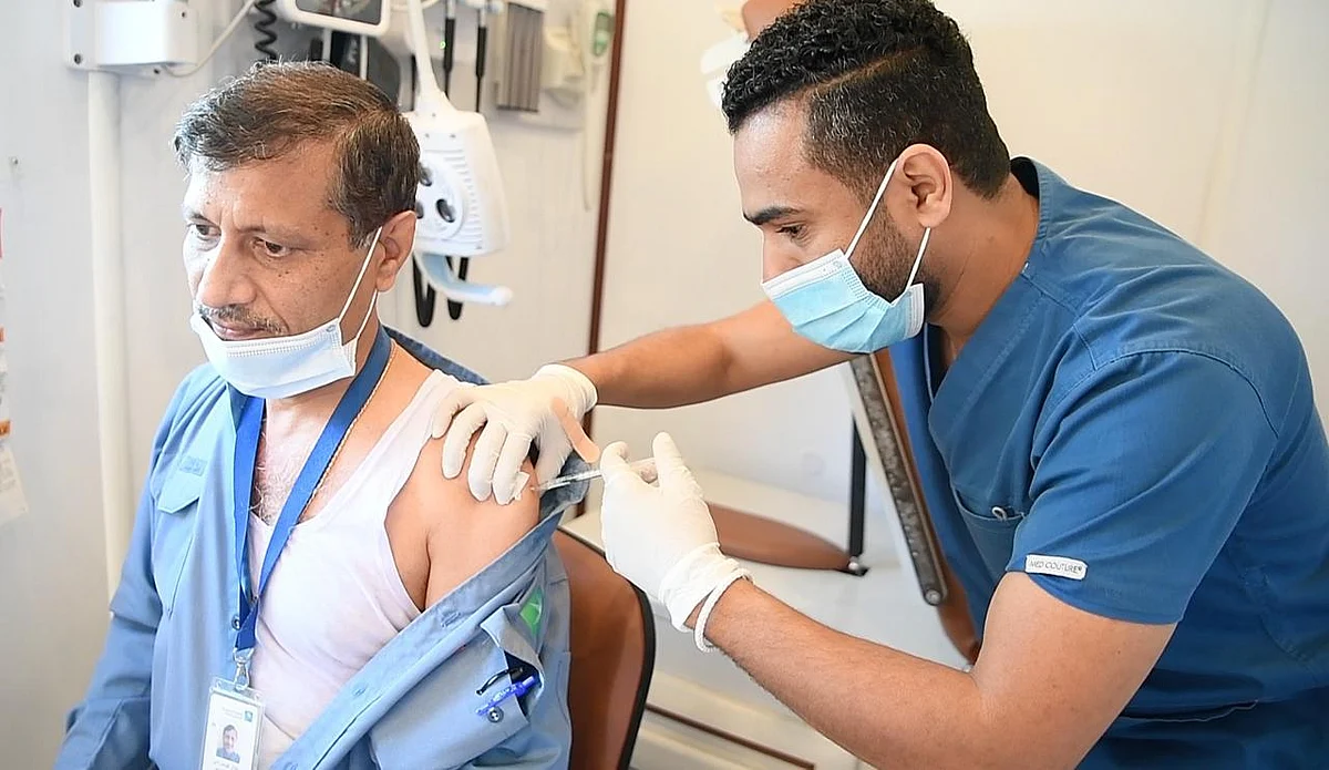 بالصور .. جامعة جازان تدشن خدمة لقاحات كورونا بمصفاة أرامكو