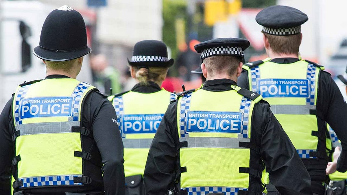 Британский полицейский. Событие из полицейской сводки 7 букв. Событие из полицейской сводки 7 букв. Милиция украины. Уволенные сотрудники полиции.