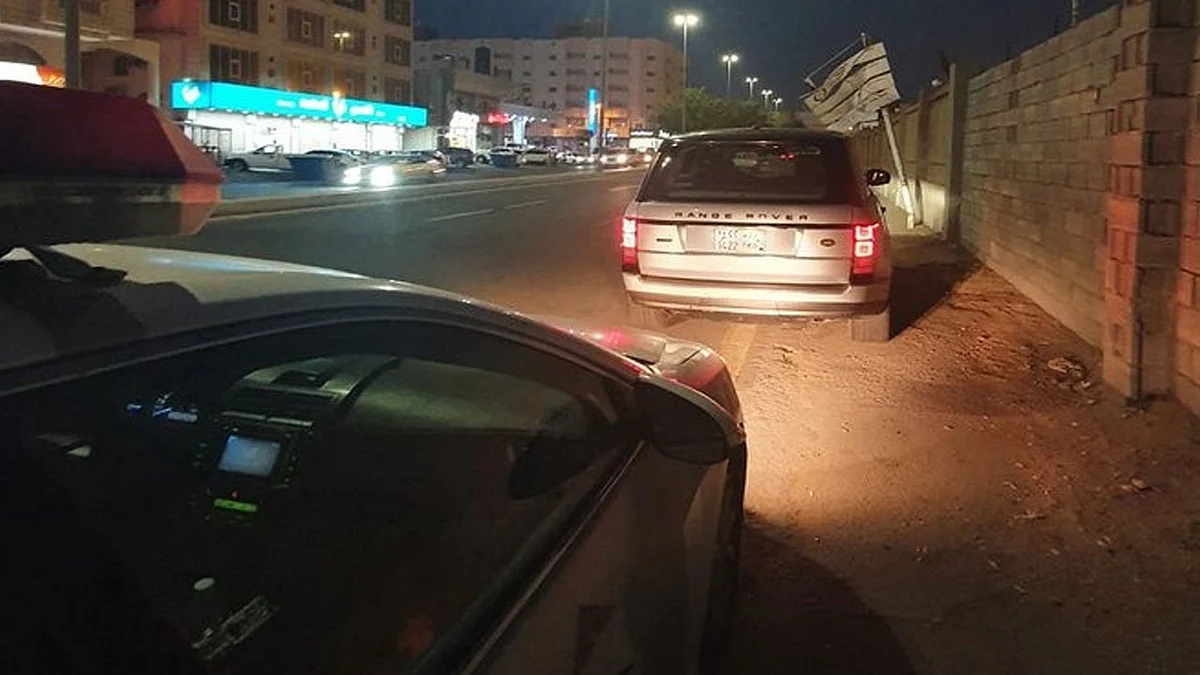 قائد مركبة يعرض حياة الآخرين للخطر.. و«المرور» يبادر بضبطه