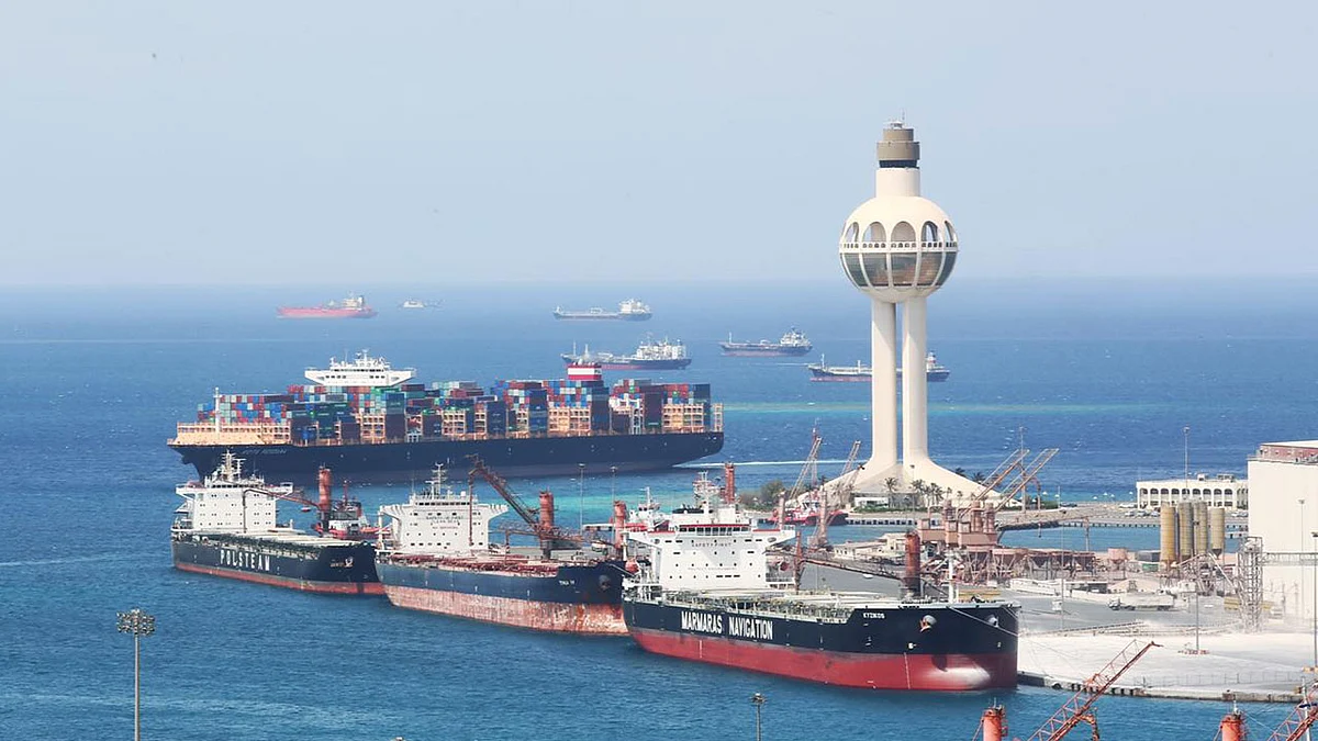 إيقاف حركة الملاحة البحرية بميناء جدة بسبب زيادة سرعة الرياح