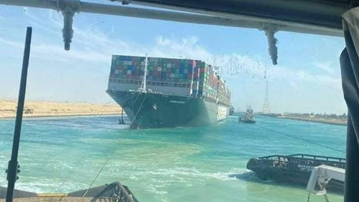 قناة السويس.. فيديو يوثق تعويم السفينة الجانحة لمنطقة البحيرات المرة