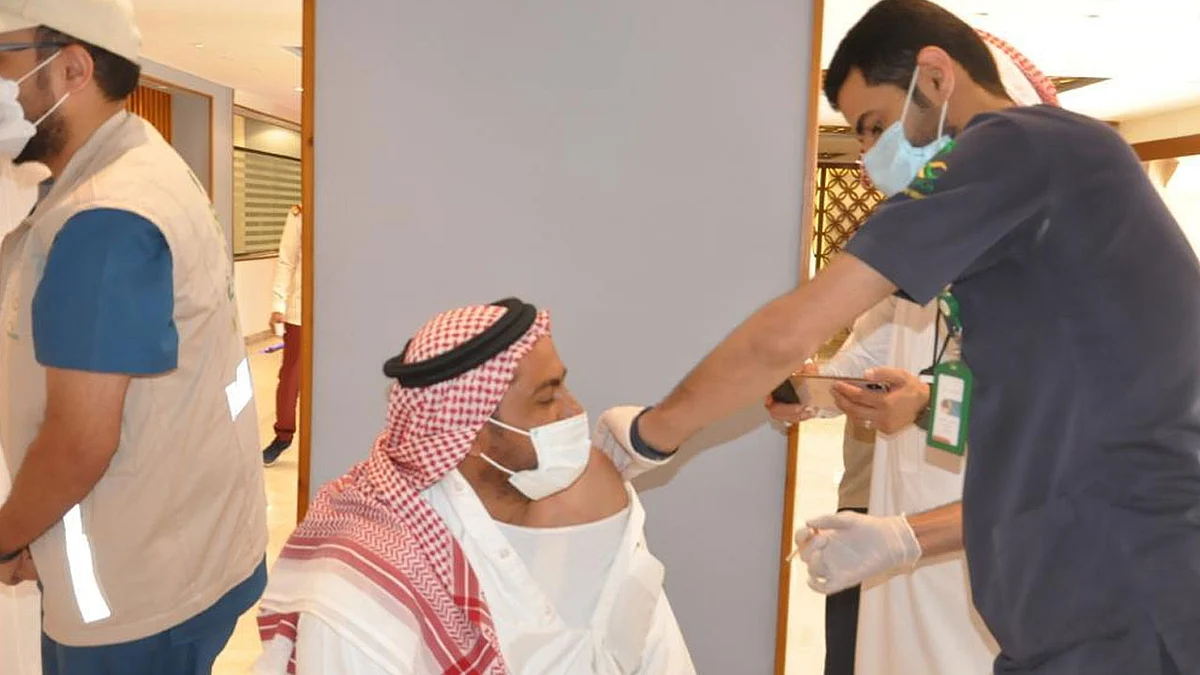 بالصور.. حملة تطعيم بلقاح كورونا لمنسوبي إدارات تعليم الطائف