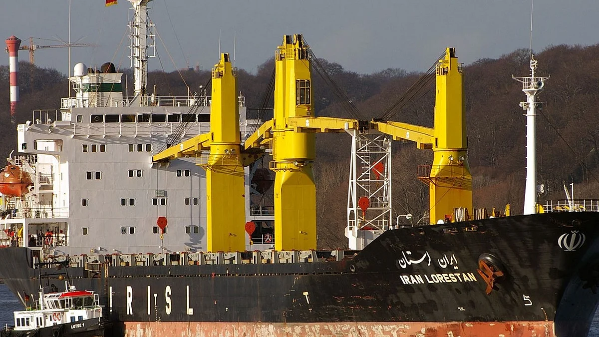 إيران تعترف بتعرض سفينتها «ساويز» لهجوم في البحر الأحمر