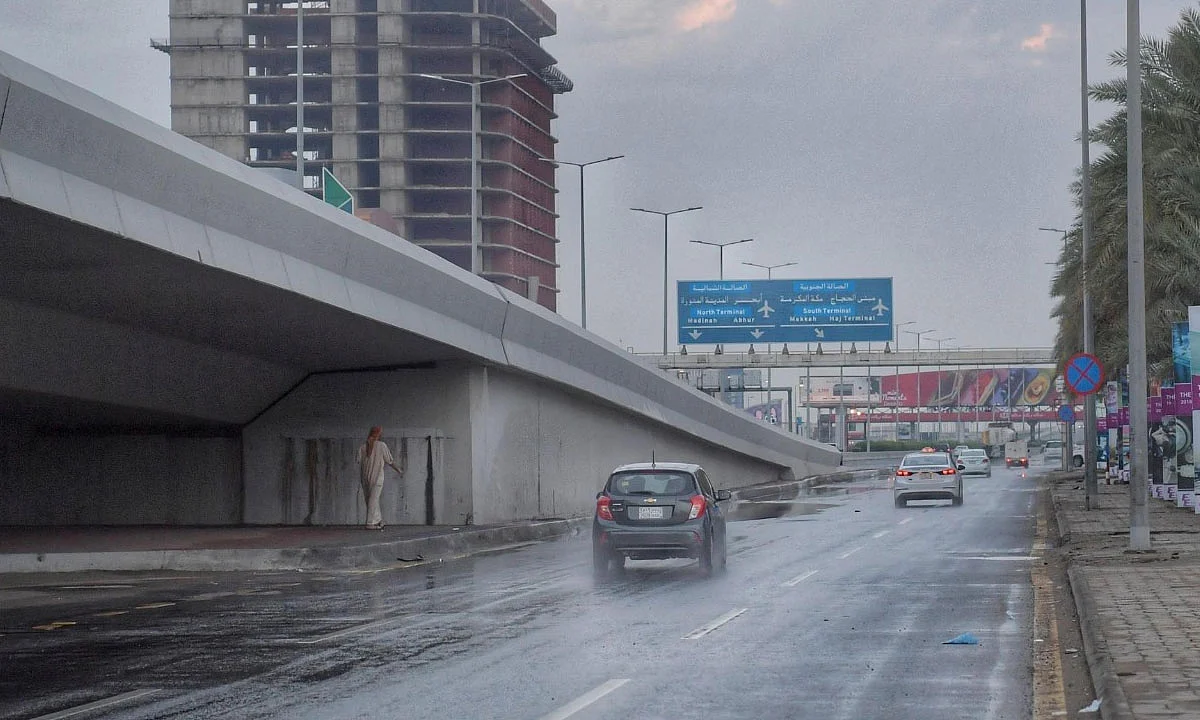 سحب رعدية ممطرة على 3 مناطق.. و«الأرصاد»: تستمر حتى 7 مساءً