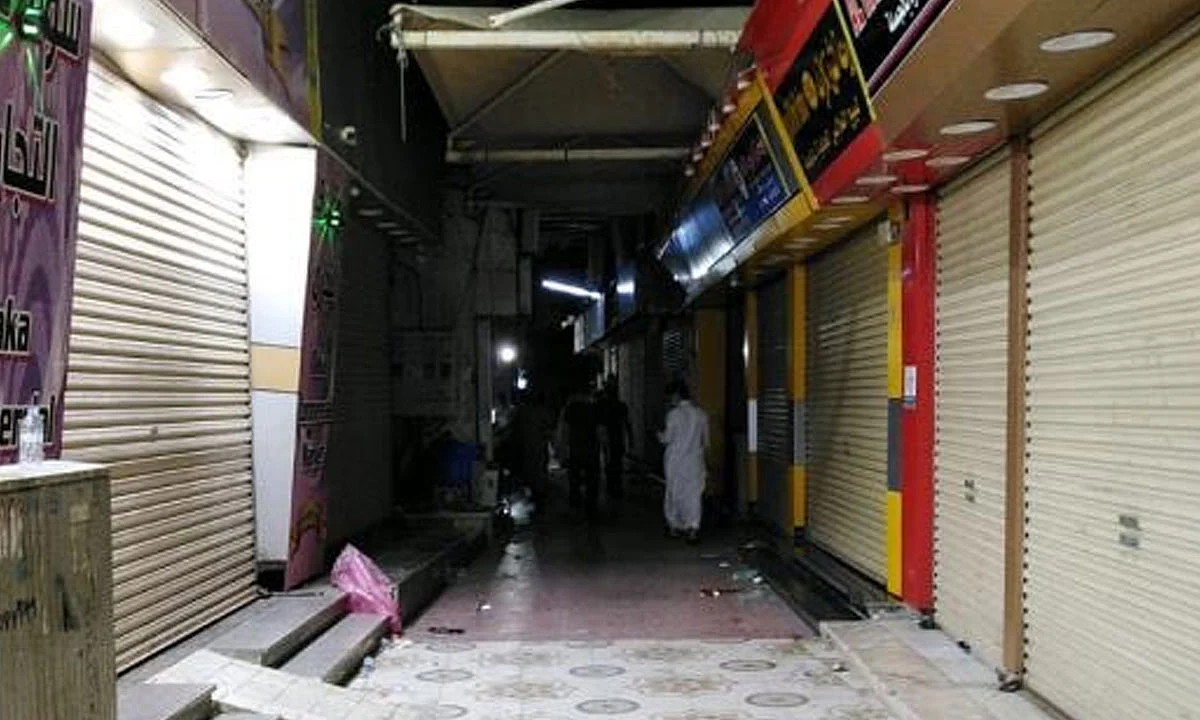 بالصور.. غلق سوق شعبية في جدة بعد زيادة مرتاديه ومخالفة الاحترازات