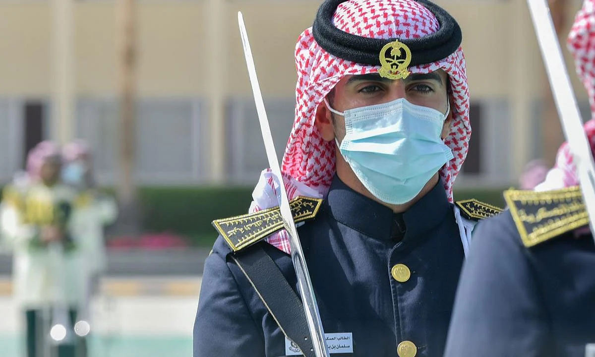 رئيس الجهاز العسكري يرعى حفل تخريج الدفعة (37) من طلبة كلية الملك خالد العسكرية