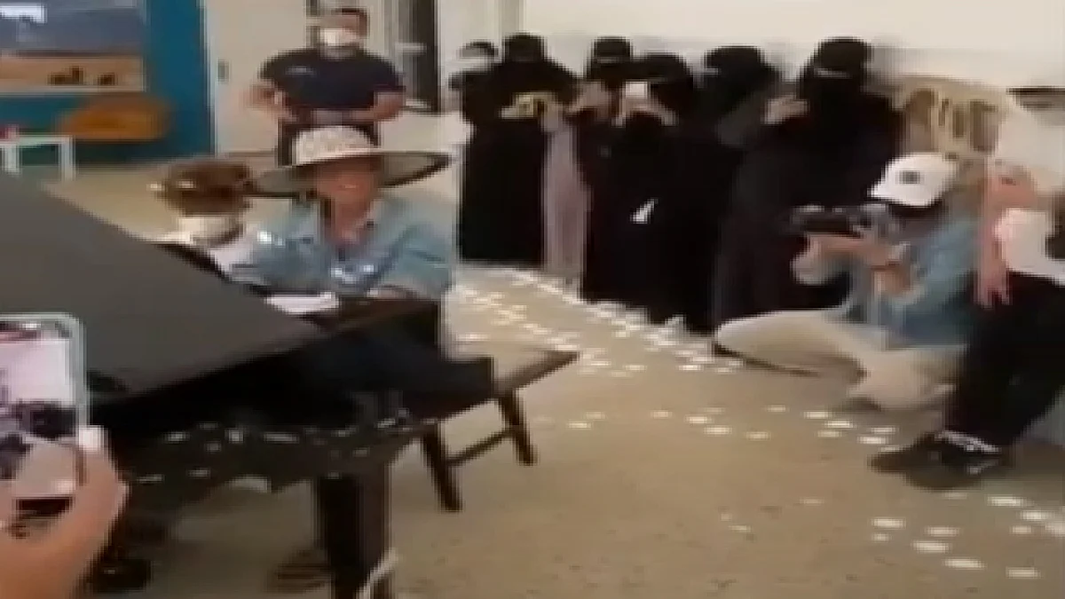«إليشا كيز».. فيديو يوثق عزف الفنانة الأمريكية للبيانو في مدرسة بالعلا