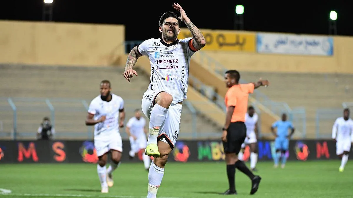 «الشباب» يقسو على «الباطن» برباعية ويزاحم «الهلال» على الصدارة