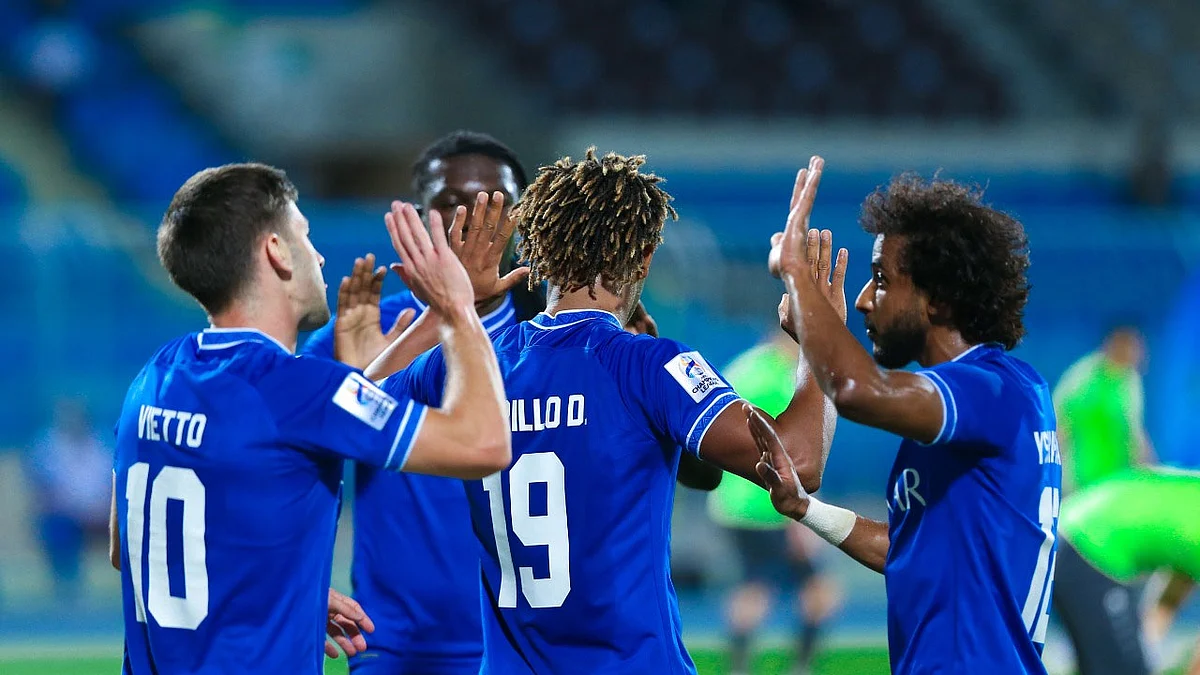 الهلال يقلب الطاولة على أجمك في شوط أول مثير