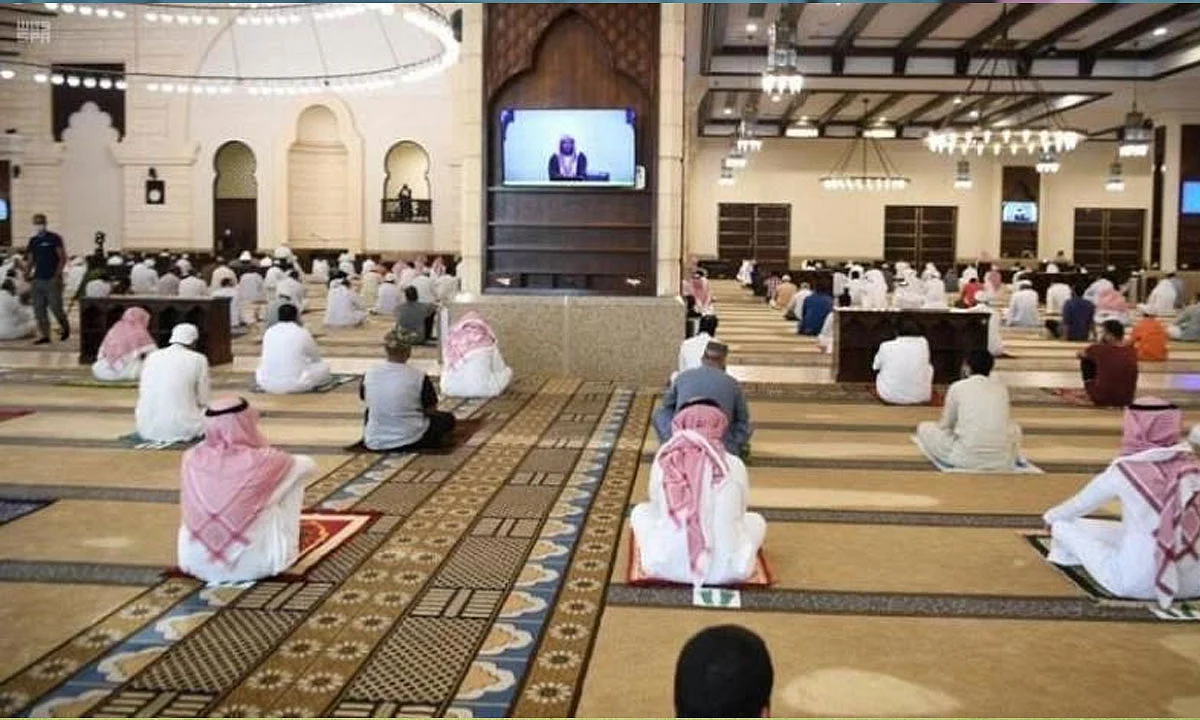 خطباء المساجد يحذرون من دفع الزكاة لجهات مجهولة ويكشفون عن أوجه إخراجها