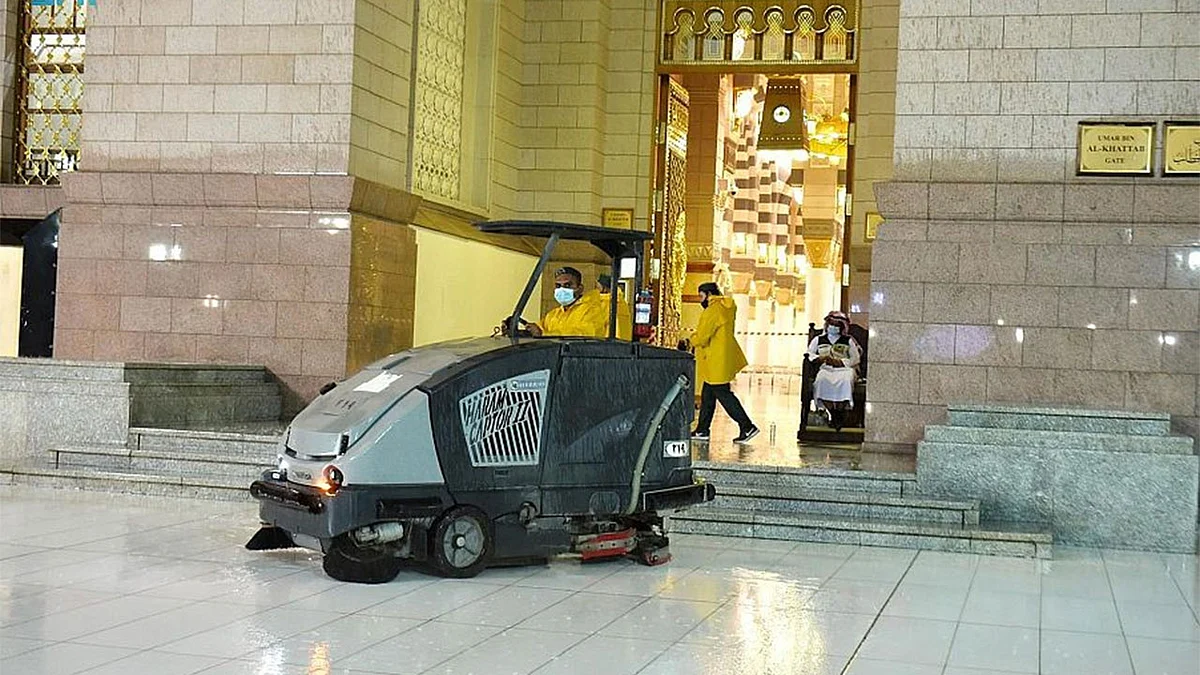 بالصور.. رئاسة المسجد النبوي تكثف جهودها لإزالة آثار الأمطار