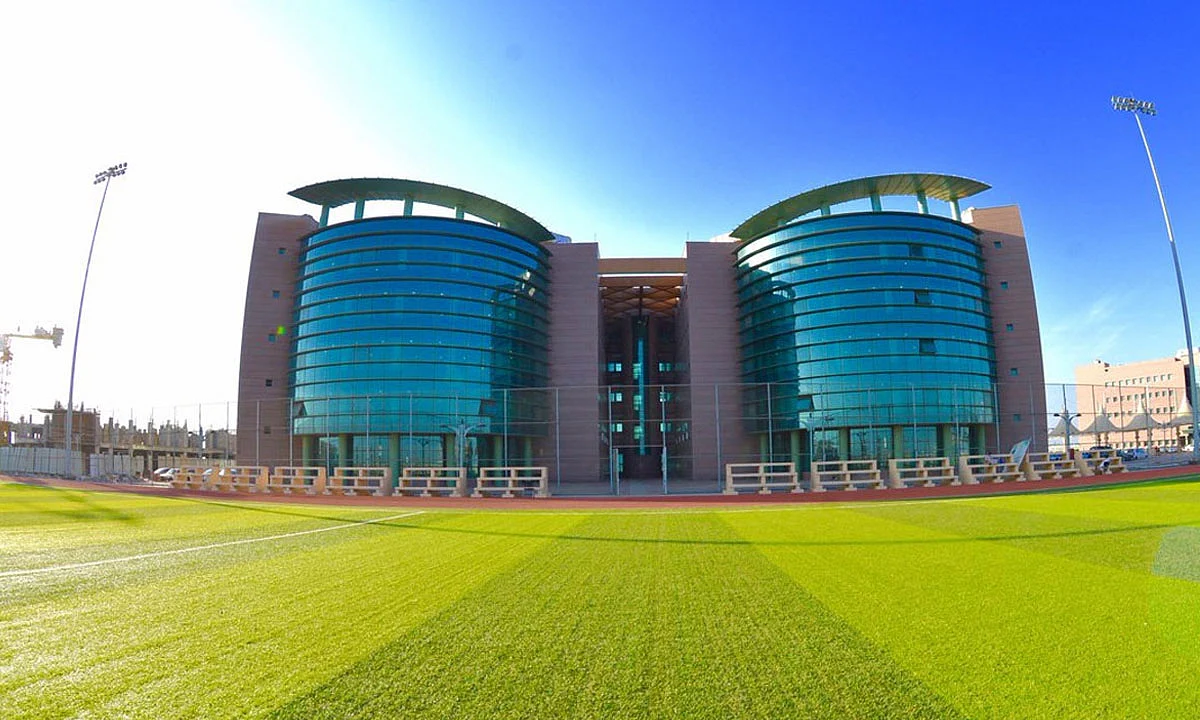 اعتذار وتحقيق.. جامعة جازان ترد على تأدية طالبات للاختبارات في أحد ممرات الكلية