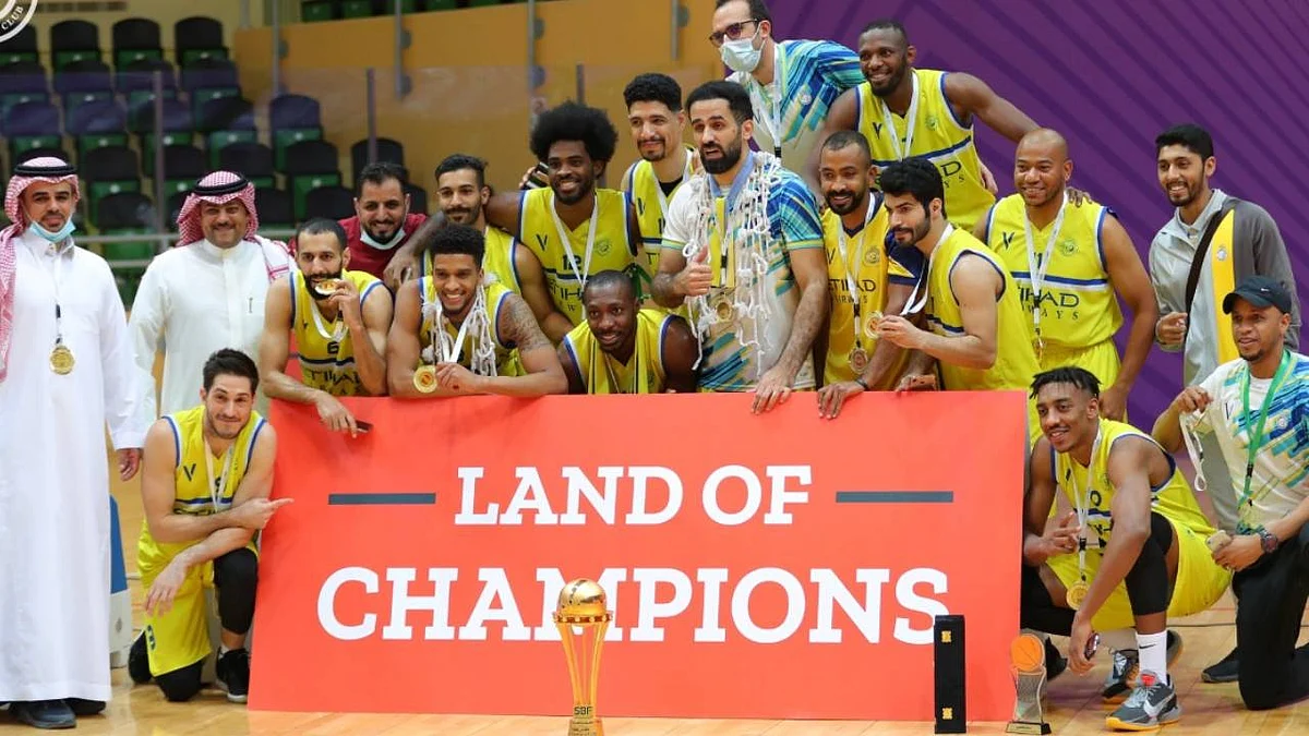 مسلي آل معمر يحتفل بأول لقب يحققه النصر تحت رئاسته