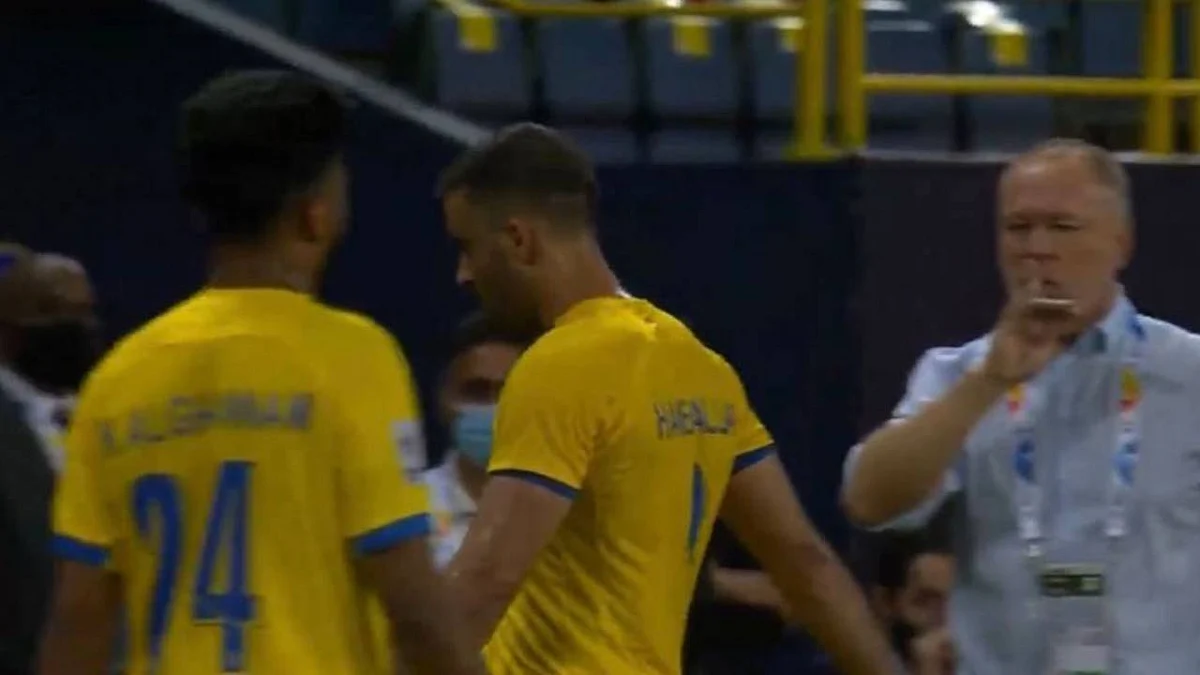 حمدالله «الغاضب» يعترض على مدرب النصر.. ومينيز يرد بقوة