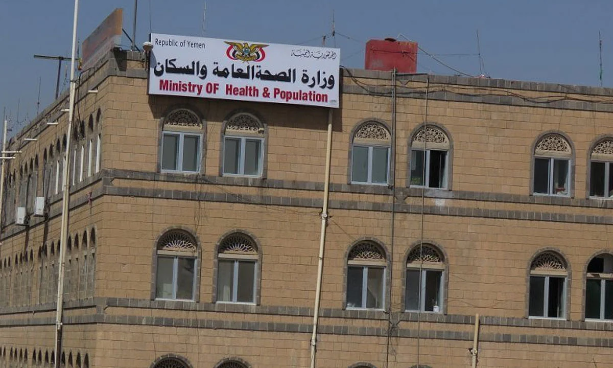 «الصحة اليمنية» توفر لقاح كورونا للكوادر الطبية في مناطق سيطرة الحوثي