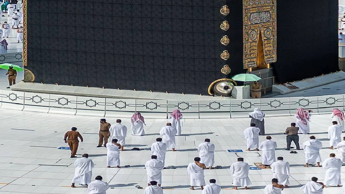 بالفيديو.. أداء صلاة جمعة الوداع بالحرم.. و«الشريم» يوجه نصيحة