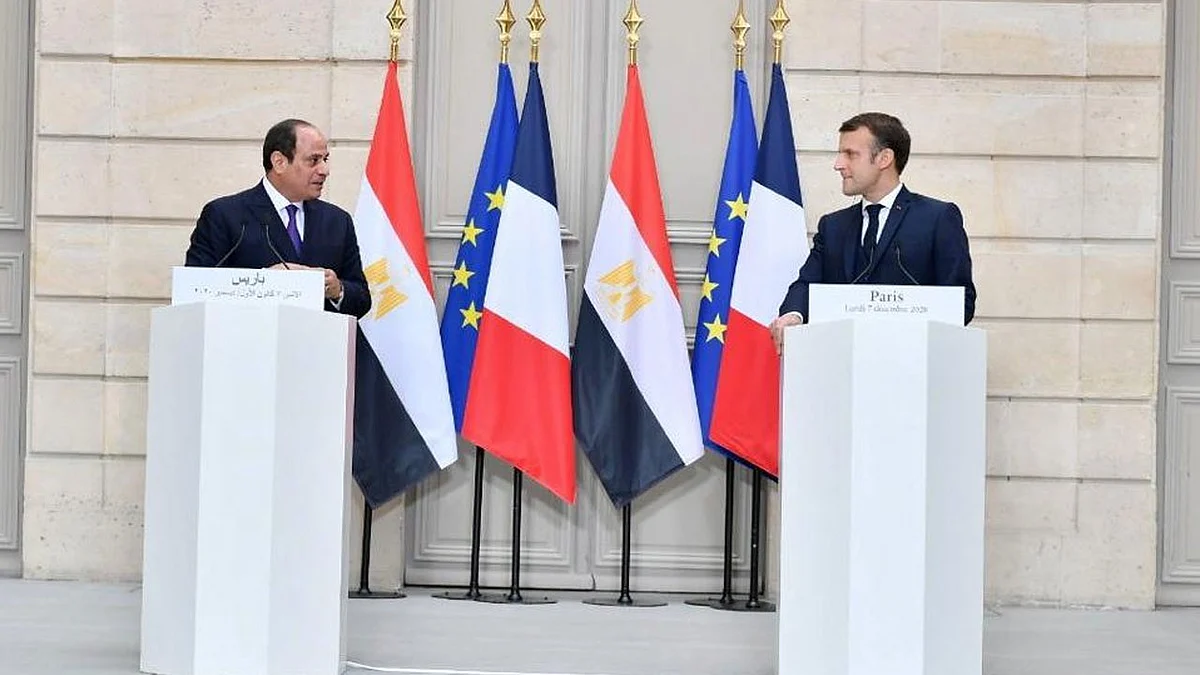 الرئيس المصري يصل قصر الإليزيه لبحث ملفات مشتركة مع ماكرون..