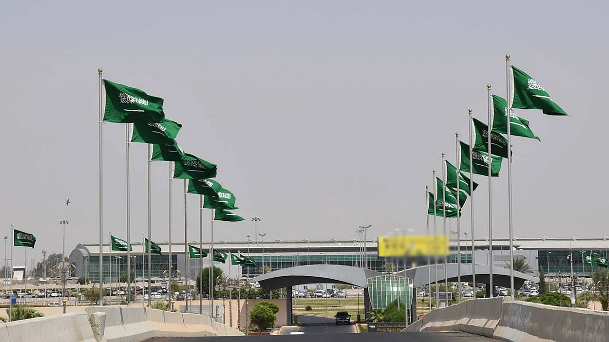 أخبار السعودية اليوم.. ارتفاع عدد جرعات لقاح كورونا المعطاة في المملكة لـ12.1 مليون.. و10 آلاف و452 مواطنًا غادروا برًا وجوًا خلال 24 ساعة