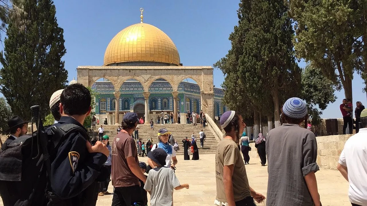 مستوطنون يقتحمون باحات المسجد الأقصى مجددًا