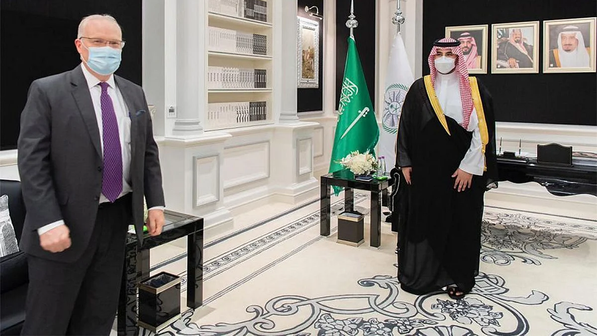 خالد بن سلمان يبحث الجهود الداعمة للمبادرة السعودية لحل الأزمة اليمنية مع تيم ليندركينغ