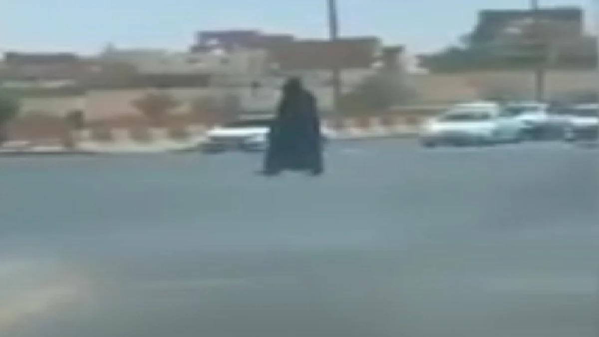 بالفيديو.. امرأة تنظِّم المرور في عرعر خلال انقطاع مؤقت للكهرباء
