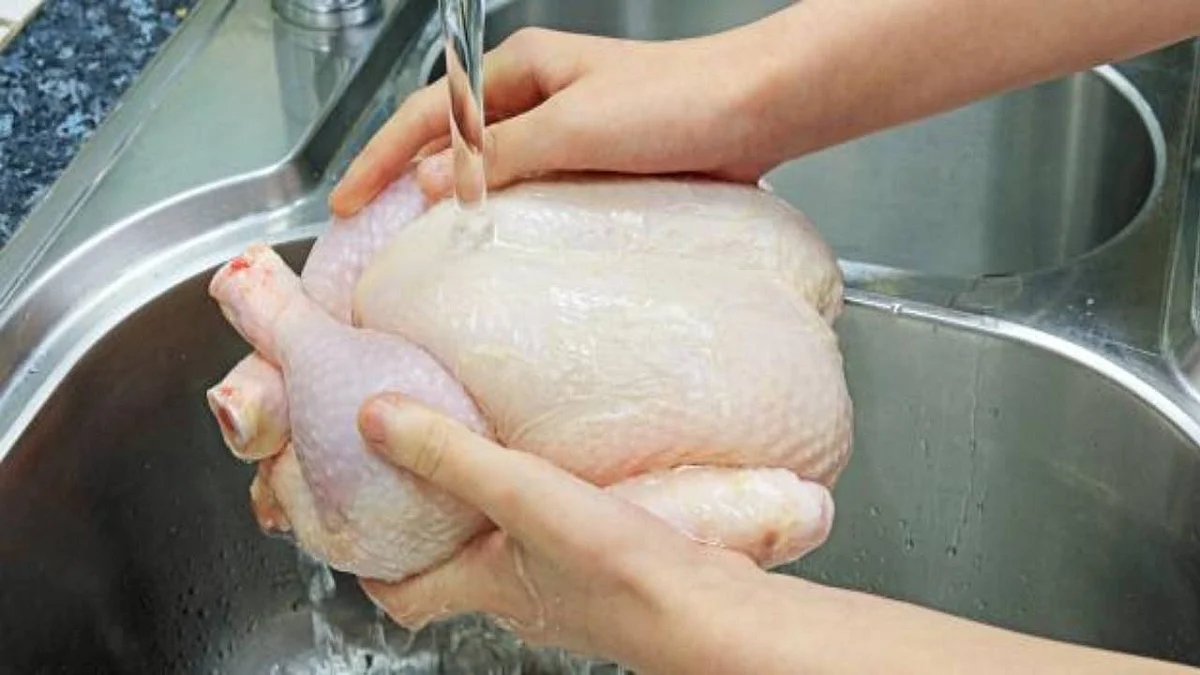 هيئة الغذاء والدواء تحذر من غسل الدجاج النيئ