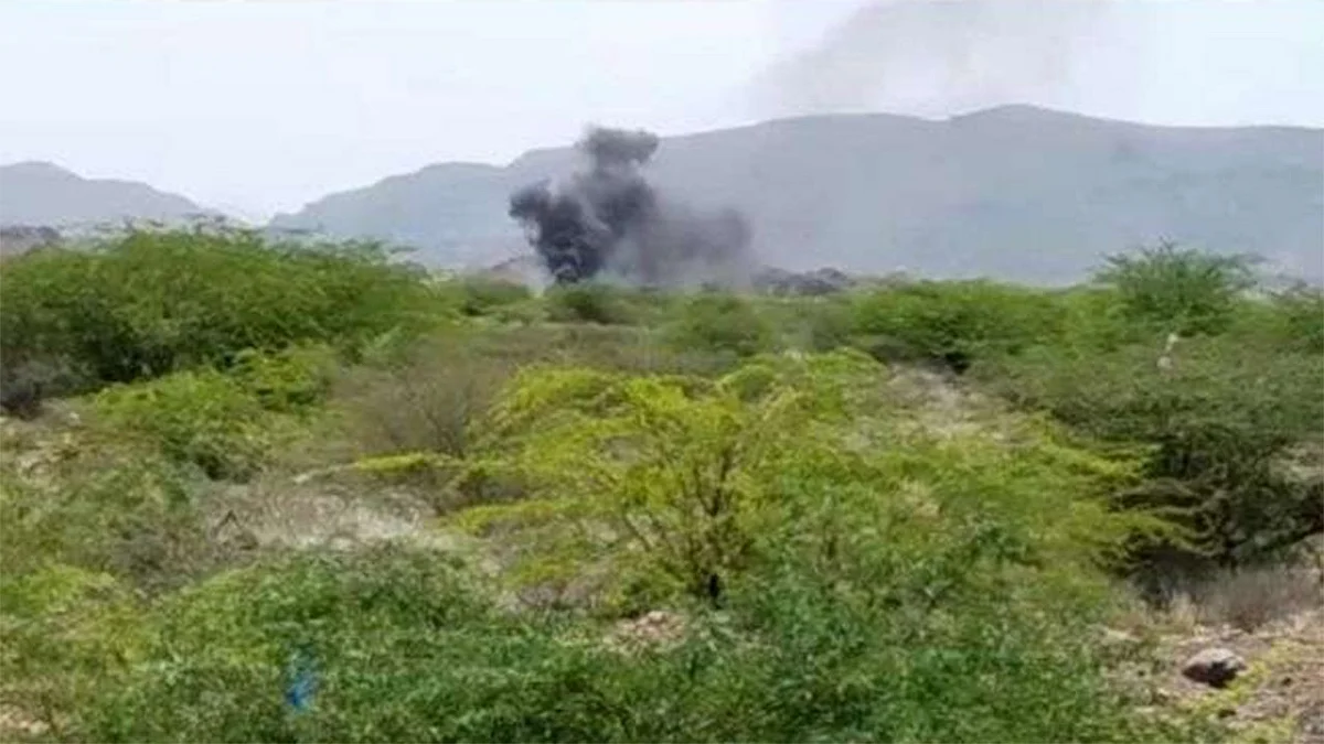 شاهد.. مواقع وتحصينات الحوثي بالساحل الغربي اليمني في مرمى نيران مدفعية القوات اليمنية