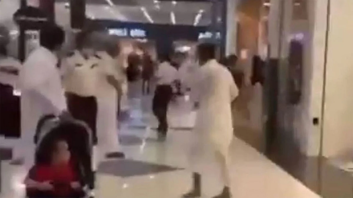 شاب يعتدى على عناصر أمن مجمع تجاري بالدمام قبل ضبطه