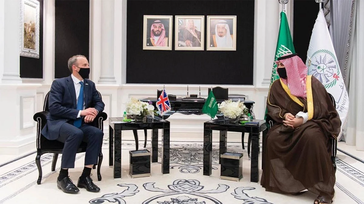 «خالد بن سلمان» يبحث تعزيز العلاقات مع وزير خارجية بريطانيا