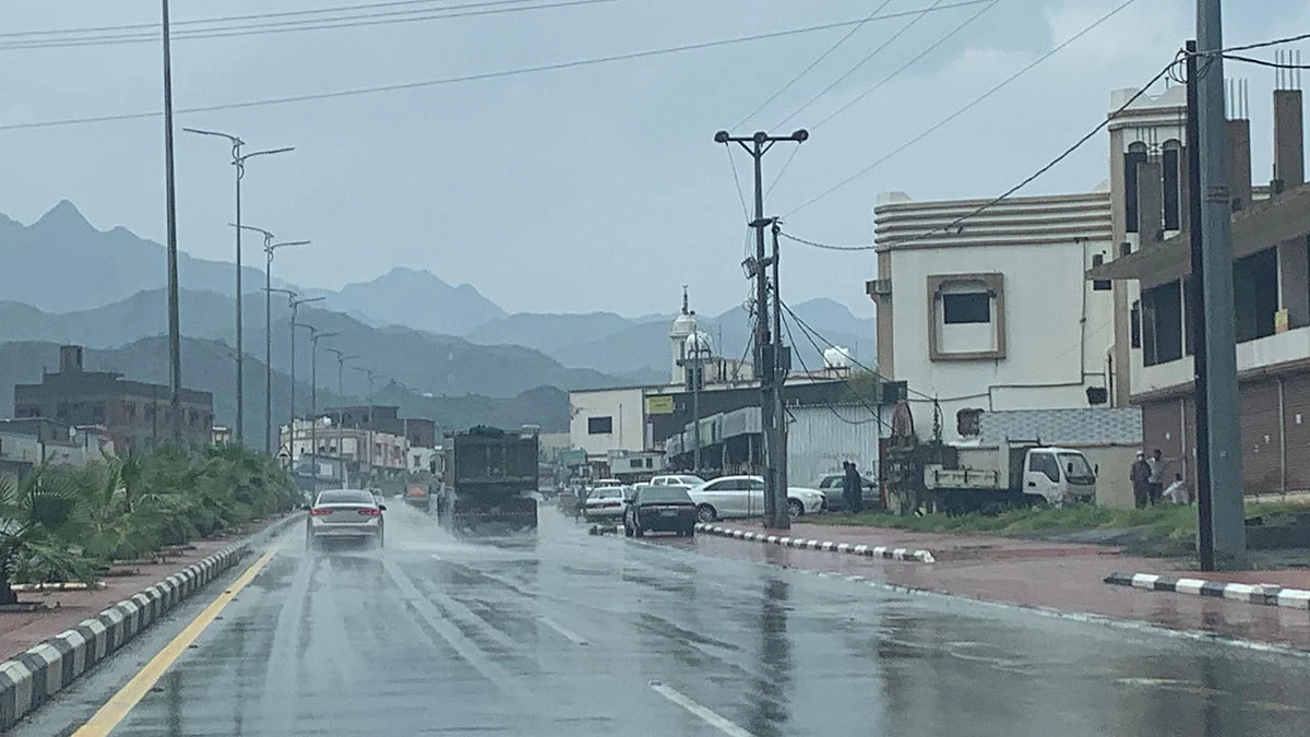 4 مناطق تتأثر بأمطار رعدية مصحوبة برياح نشطة وتدنٍ في الرؤية