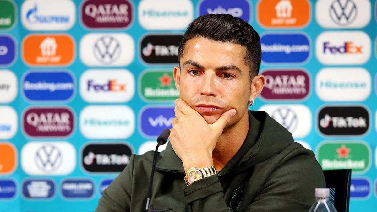 بالفيديو.. 5 مليارات دولار خسائر كوكاكولا بسبب كريستيانو رونالدو