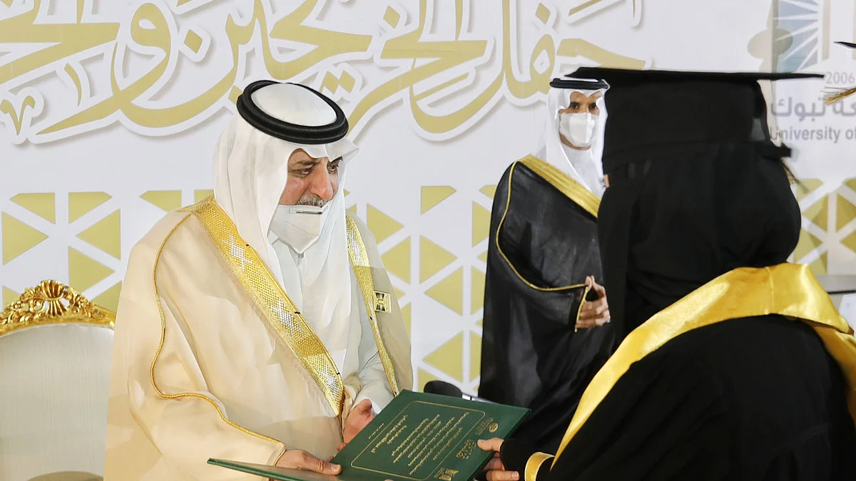 أمير تبوك يسلِّم أول شهادة تخرُج تطبع بلغة «برايل»