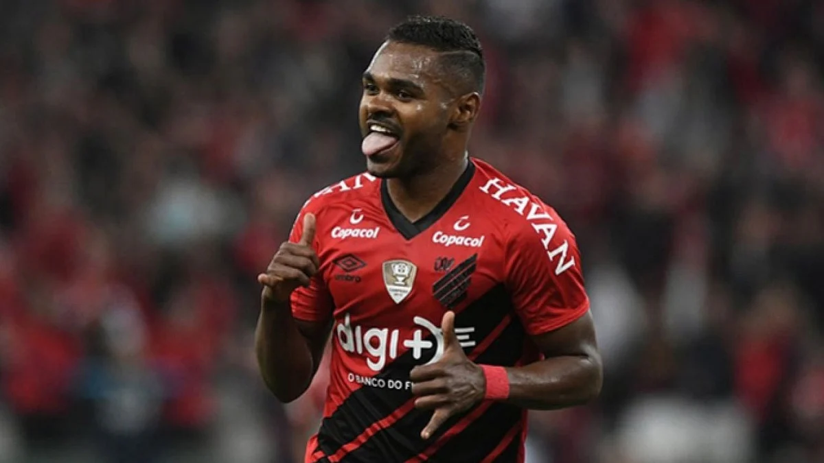 «الاتحاد» يسعى للتعاقد مع لاعب الوسط البرازيلي نيكاو