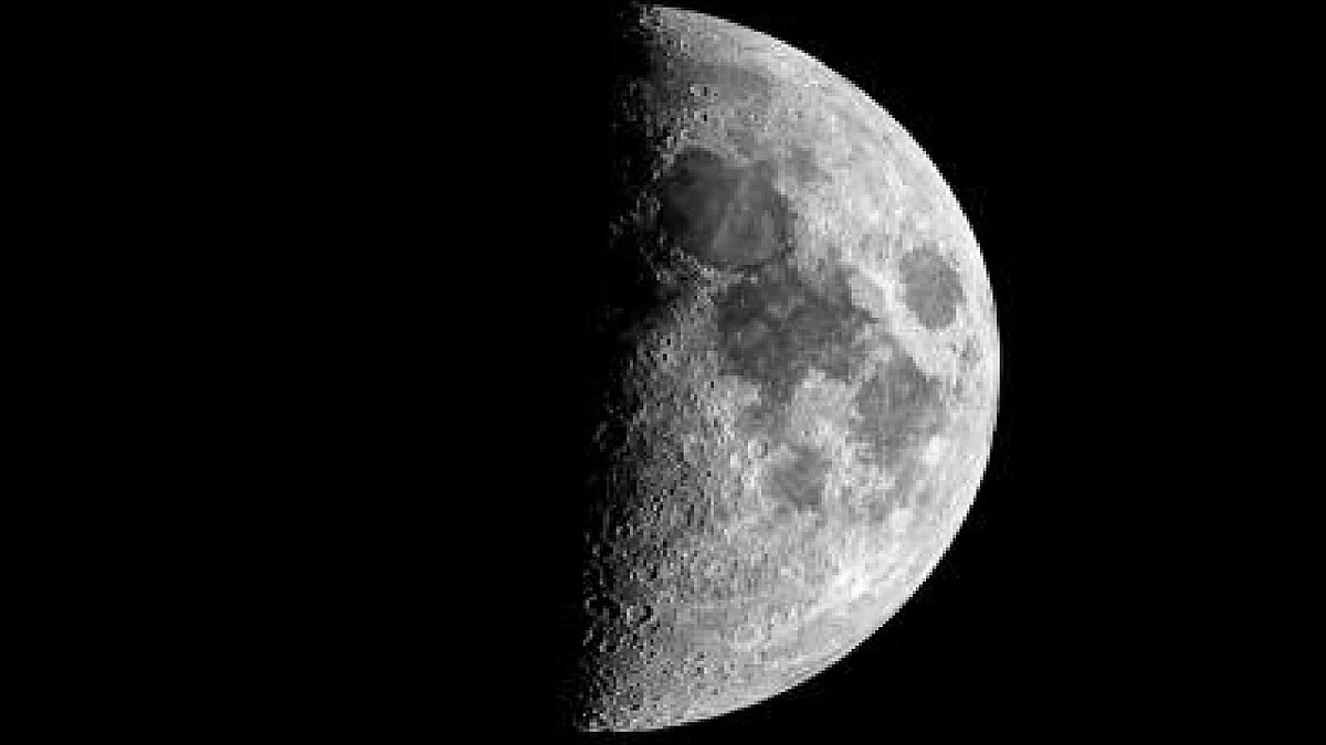 فلكية جدة: قمر رمضان يصل للحظة التربيع الأول اليوم السبت