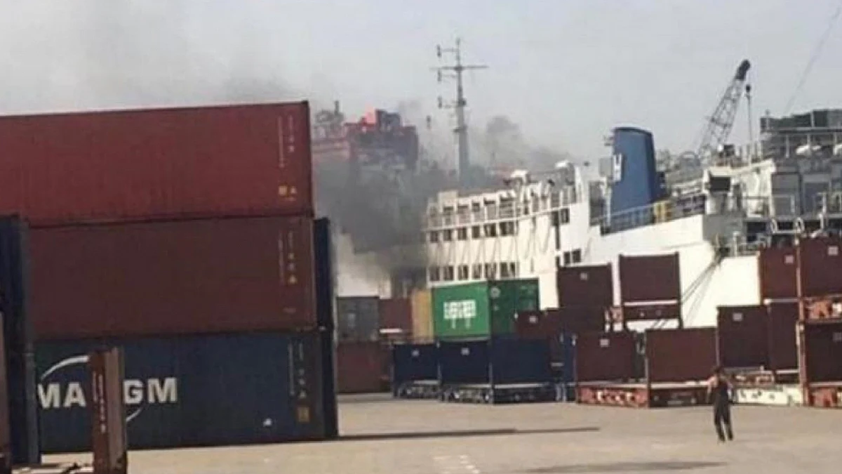 إعلام لبناني: اندلاع حريق في باخرة بمرفأ بيروت