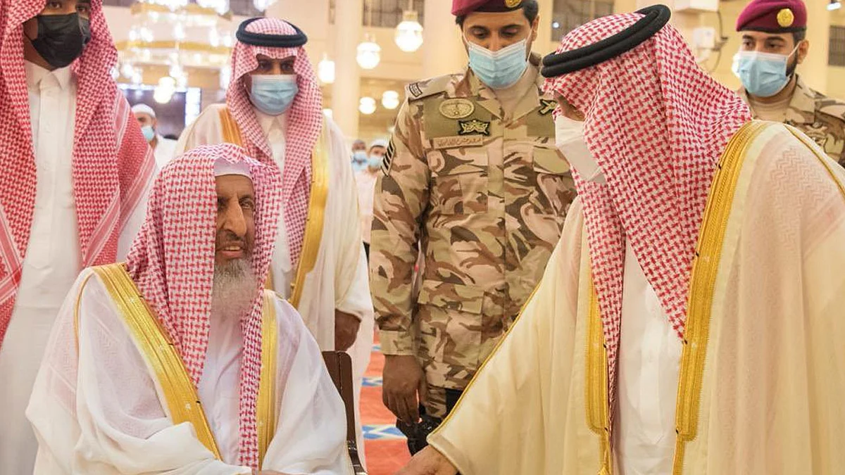 بالصور.. أمير الرياض يؤدي صلاة العيد في جامع الإمام تركي
