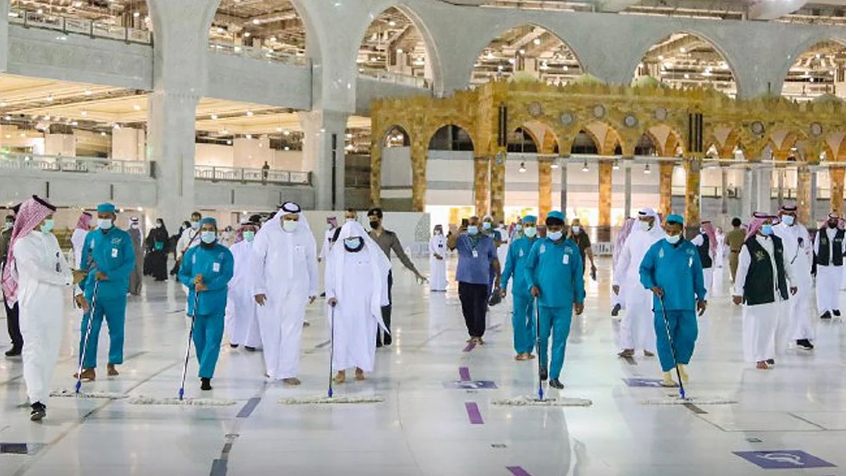 بالصور.. السديس يشارك عمال النظافة في تنظيف صحن المطاف