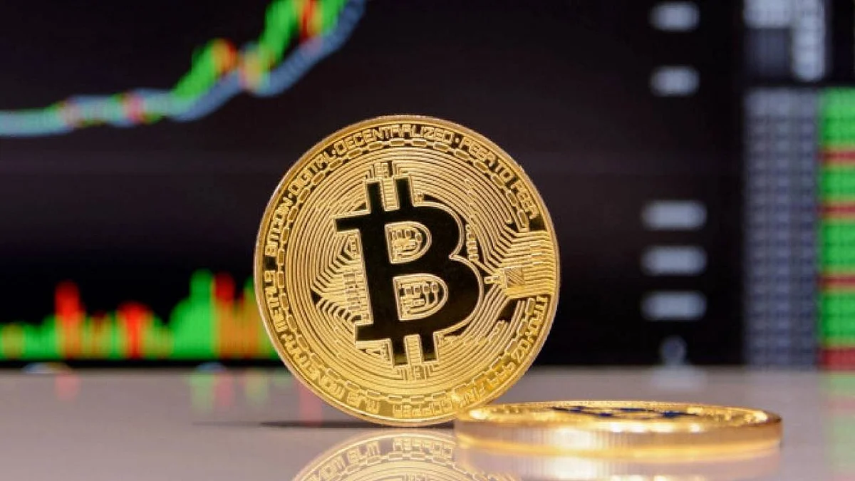 ارتفاع سعر عملة «بيتكوين» إلى 33 ألفًا و899 دولارًا