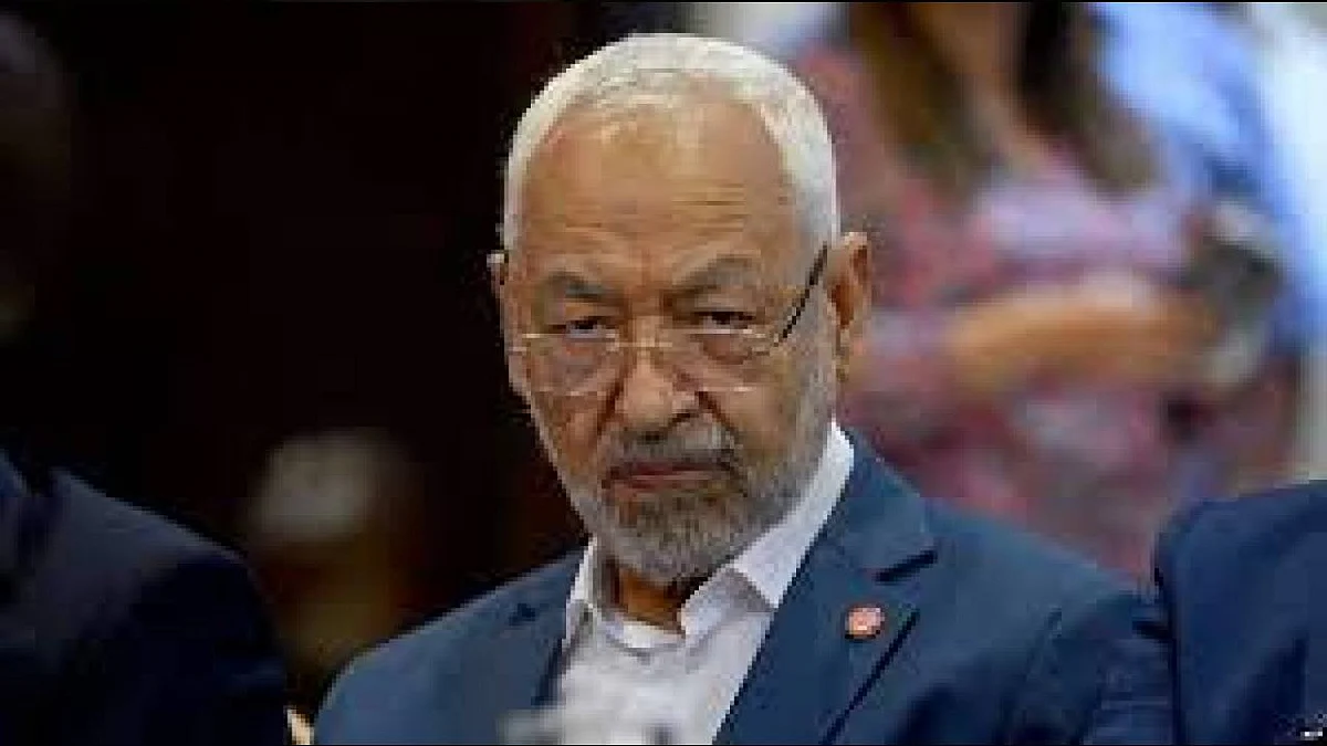 الغنوشي يعتصم أمام البرلمان التونسي بعد منعه من دخوله