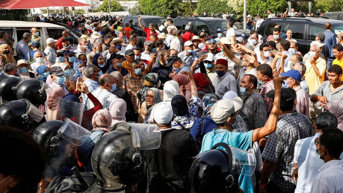 مناوشات بين أنصار الرئيس التونسي وأتباع الغنوشي أمام البرلمان