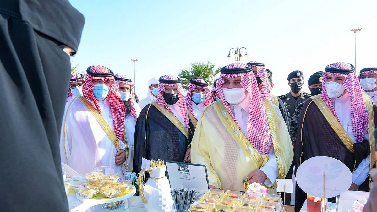 بالصور.. أمير تبوك يدشّن ويتفقد مشروعات تنموية بمحافظة الوجه