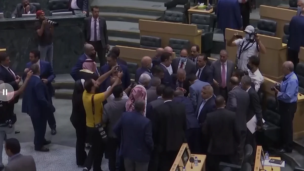 «قوم يا عماد».. حادثة الكرسي تتصدر مواقع التواصل بالأردن