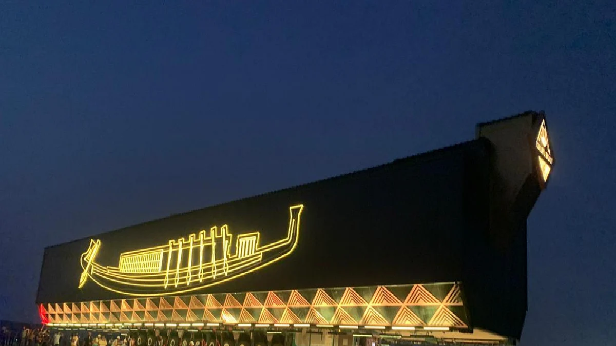 وصول مركب الملك خوفو الأولى إلى المتحف المصري الكبير