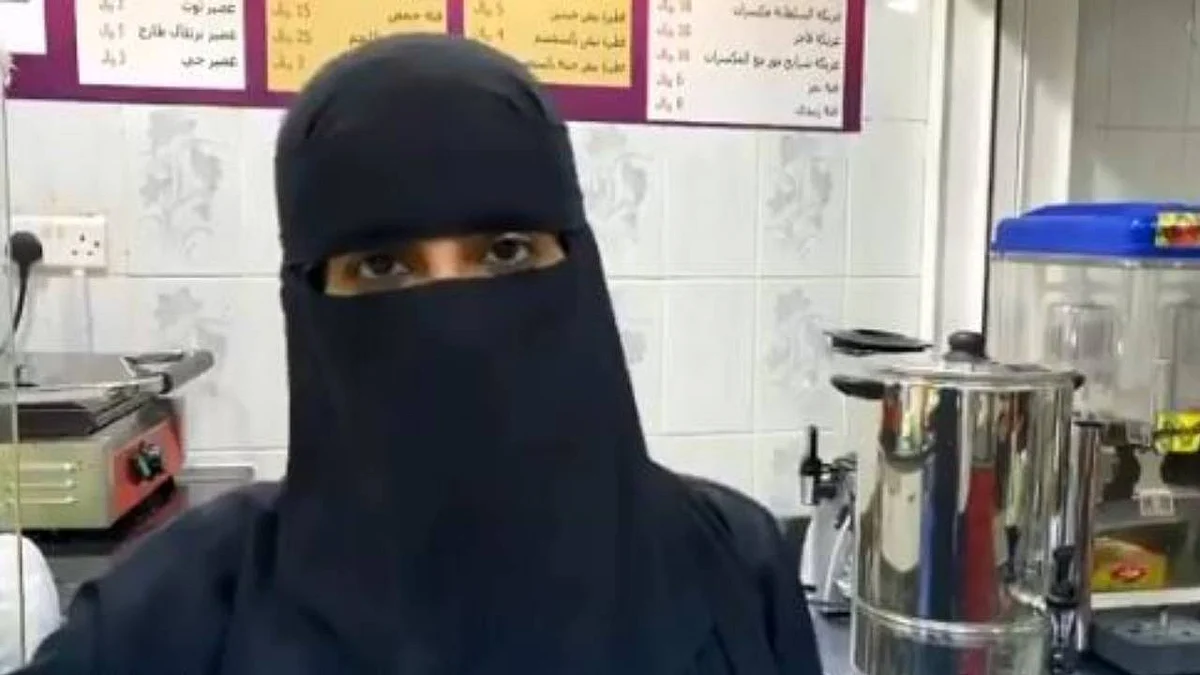 تركت وظيفتها لتفتح كافيتريا.. السعودية أم محمد تستقبل الزبائن بـ«حياك الله»