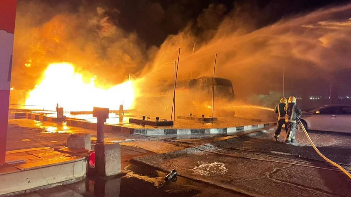 بالصور.. إخماد حريق اندلع في ناقلة وقود بتبوك أثناء عملية تفريغ بإحدى المحطات