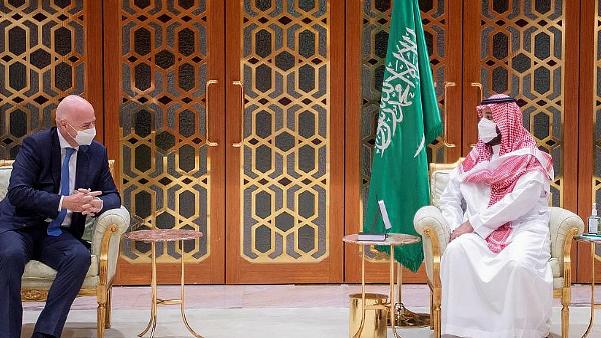 ولي العهد يبحث سبل التعاون مع «فيفا» و«كاف»