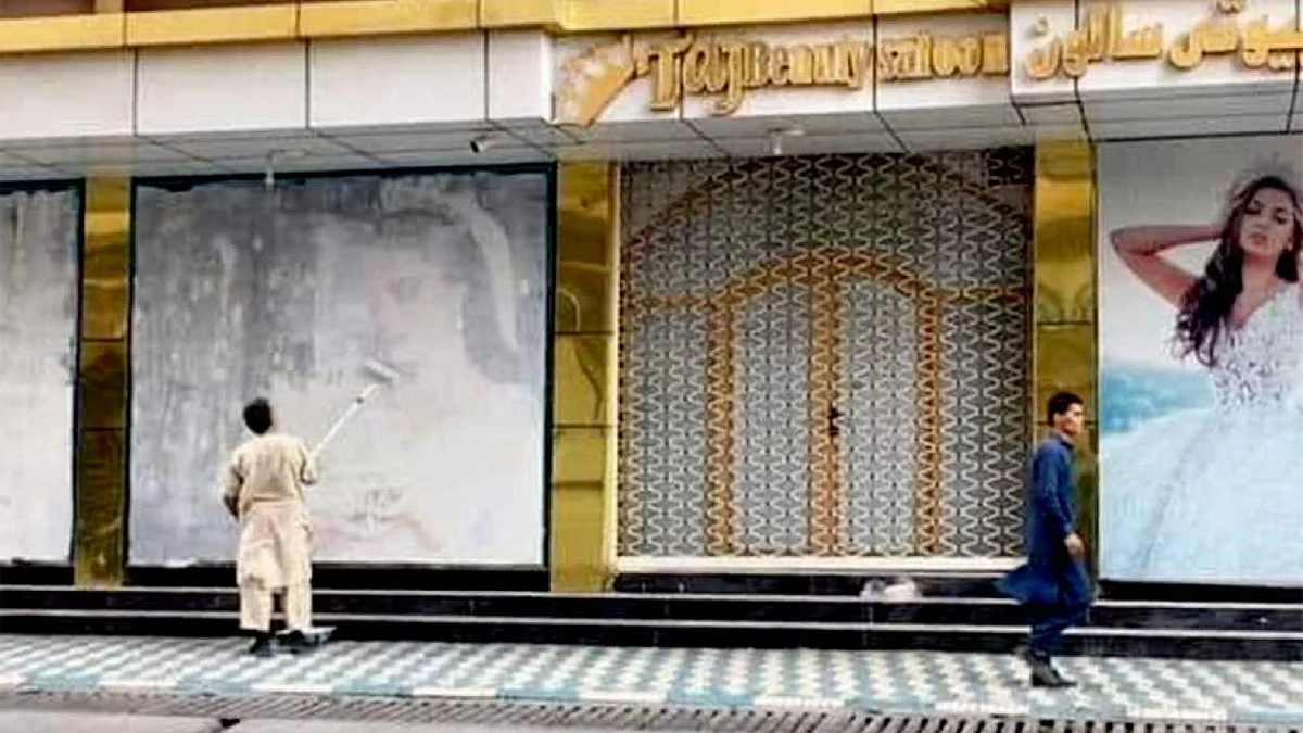 بطلاء صور العارضات.. كيف استعد الأفغان لحكم «طالبان» المشدد؟!