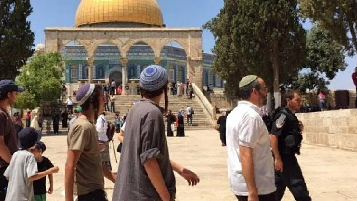 بحماية قوات الاحتلال.. مستوطنون يقتحمون باحات الأقصى مجددًا