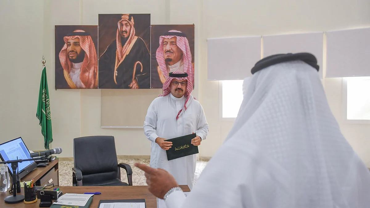 أمير عسير يكرم مواطنًا قدم إسكانًا مؤقتًا لقوات أمنية كانت تؤدي مهمة