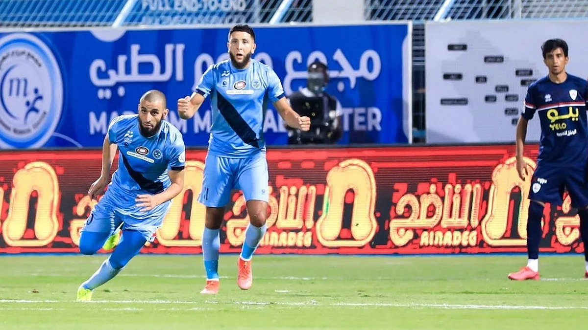 بالفيديو.. تصادم «عنيف» في مباراة الباطن.. وأبها يستدعي دخول الإسعاف